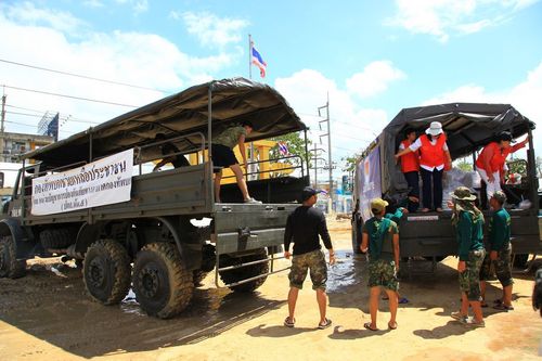 ภาพ No.3934:มูลนิธิธรรมกายช่วยภัยน้ำท่วม ปี พ.ศ.2554 ที่ จ.ปทุมธานี