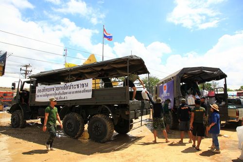 ภาพ No.3935:มูลนิธิธรรมกายช่วยภัยน้ำท่วม ปี พ.ศ.2554 ที่ จ.ปทุมธานี