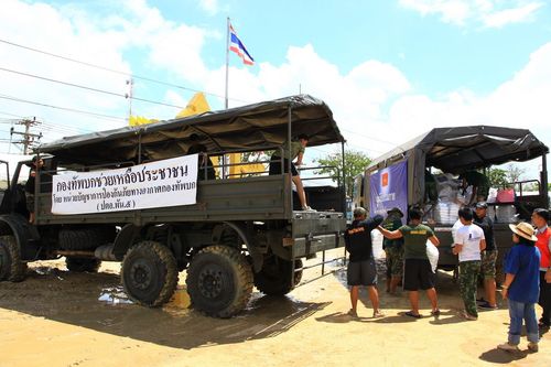 ภาพ No.3936:มูลนิธิธรรมกายช่วยภัยน้ำท่วม ปี พ.ศ.2554 ที่ จ.ปทุมธานี