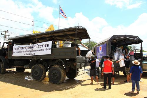 ภาพ No.3937:มูลนิธิธรรมกายช่วยภัยน้ำท่วม ปี พ.ศ.2554 ที่ จ.ปทุมธานี