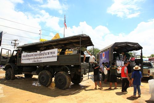 ภาพ No.3938:มูลนิธิธรรมกายช่วยภัยน้ำท่วม ปี พ.ศ.2554 ที่ จ.ปทุมธานี