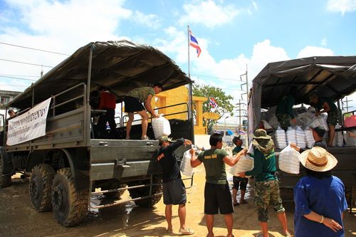 ภาพ No.3941:มูลนิธิธรรมกายช่วยภัยน้ำท่วม ปี พ.ศ.2554 ที่ จ.ปทุมธานี