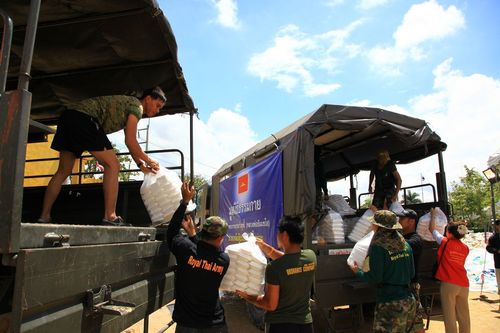 ภาพ No.3939:มูลนิธิธรรมกายช่วยภัยน้ำท่วม ปี พ.ศ.2554 ที่ จ.ปทุมธานี