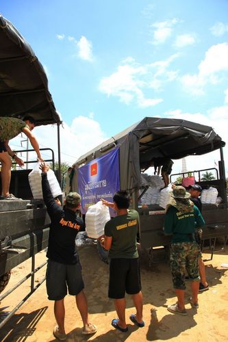 ภาพ No.3942:มูลนิธิธรรมกายช่วยภัยน้ำท่วม ปี พ.ศ.2554 ที่ จ.ปทุมธานี