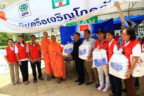 ภาพ No.3943:มูลนิธิธรรมกายช่วยภัยน้ำท่วม ปี พ.ศ.2554 ที่ จ.ปทุมธานี