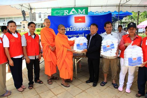 ภาพ No.3945:มูลนิธิธรรมกายช่วยภัยน้ำท่วม ปี พ.ศ.2554 ที่ จ.ปทุมธานี