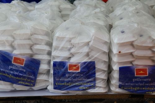 ภาพ No.3944:มูลนิธิธรรมกายช่วยภัยน้ำท่วม ปี พ.ศ.2554 ที่ จ.ปทุมธานี