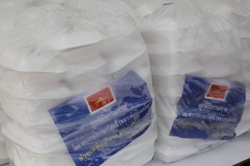 ภาพ No.3949:มูลนิธิธรรมกายช่วยภัยน้ำท่วม ปี พ.ศ.2554 ที่ จ.ปทุมธานี