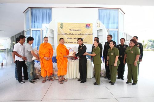 ภาพ No.4027:มูลนิธิธรรมกายช่วยภัยน้ำท่วม ปี พ.ศ.2554 พิธีมอบเรือและถุงยังชีพ