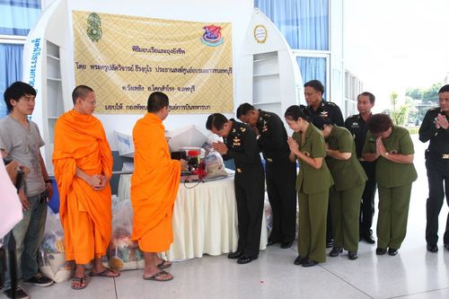 ภาพ No.4028:มูลนิธิธรรมกายช่วยภัยน้ำท่วม ปี พ.ศ.2554 พิธีมอบเรือและถุงยังชีพ