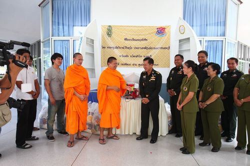 ภาพ No.4029:มูลนิธิธรรมกายช่วยภัยน้ำท่วม ปี พ.ศ.2554 พิธีมอบเรือและถุงยังชีพ