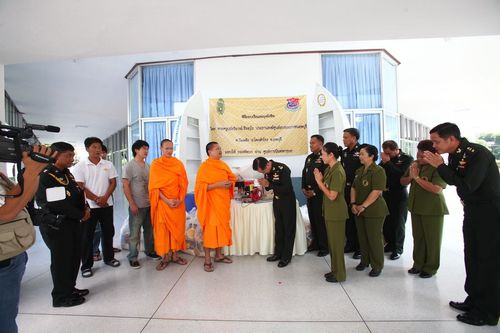 ภาพ No.4030:มูลนิธิธรรมกายช่วยภัยน้ำท่วม ปี พ.ศ.2554 พิธีมอบเรือและถุงยังชีพ