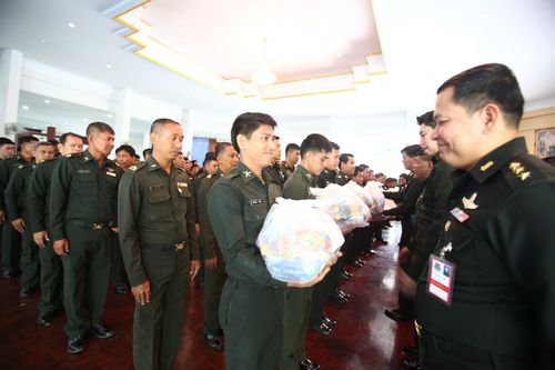 ภาพ No.4031:มูลนิธิธรรมกายช่วยภัยน้ำท่วม ปี พ.ศ.2554 พิธีมอบเรือและถุงยังชีพ