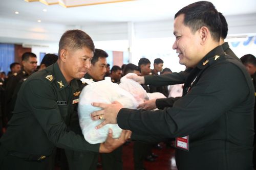 ภาพ No.4033:มูลนิธิธรรมกายช่วยภัยน้ำท่วม ปี พ.ศ.2554 พิธีมอบเรือและถุงยังชีพ