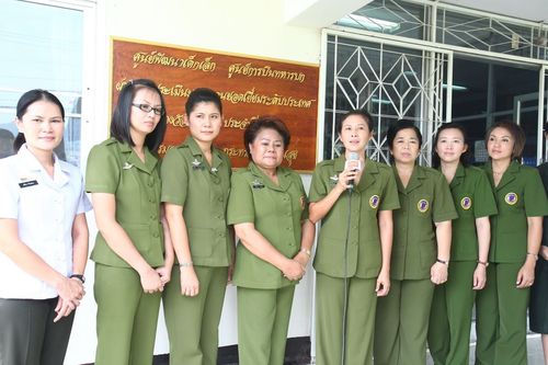 ภาพ No.4035:มูลนิธิธรรมกายช่วยภัยน้ำท่วม ปี พ.ศ.2554 พิธีมอบเรือและถุงยังชีพ