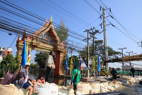 ภาพ No.4042:มูลนิธิธรรมกายช่วยภัยน้ำท่วม ปี พ.ศ.2554 ที่วัดเขียนเขต