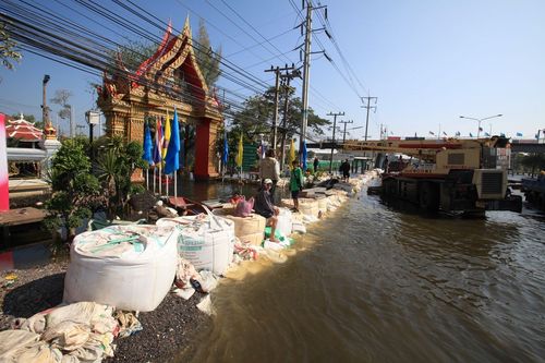 ภาพ No.4043:มูลนิธิธรรมกายช่วยภัยน้ำท่วม ปี พ.ศ.2554 ที่วัดเขียนเขต