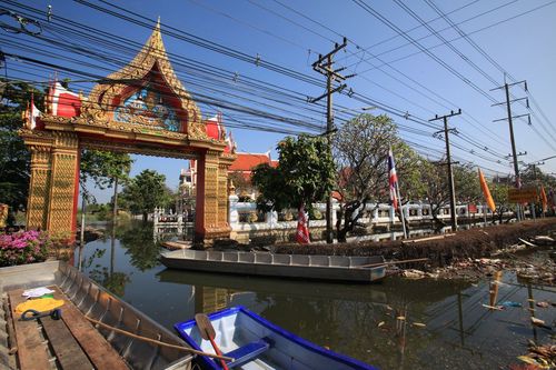 ภาพ No.4044:มูลนิธิธรรมกายช่วยภัยน้ำท่วม ปี พ.ศ.2554 ที่วัดเขียนเขต