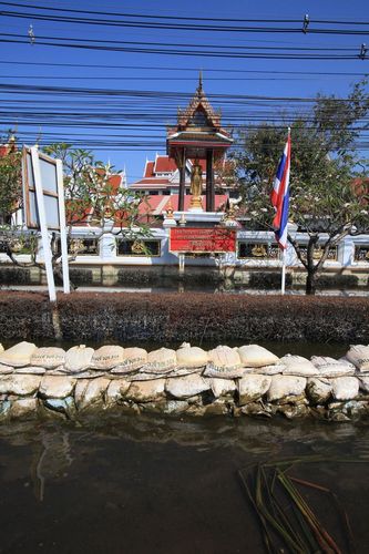 ภาพ No.4045:มูลนิธิธรรมกายช่วยภัยน้ำท่วม ปี พ.ศ.2554 ที่วัดเขียนเขต