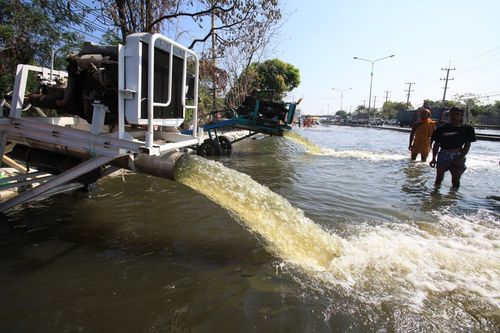 ภาพ No.4047:มูลนิธิธรรมกายช่วยภัยน้ำท่วม ปี พ.ศ.2554 ที่วัดเขียนเขต