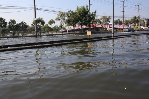 ภาพ No.4048:มูลนิธิธรรมกายช่วยภัยน้ำท่วม ปี พ.ศ.2554 ที่วัดเขียนเขต