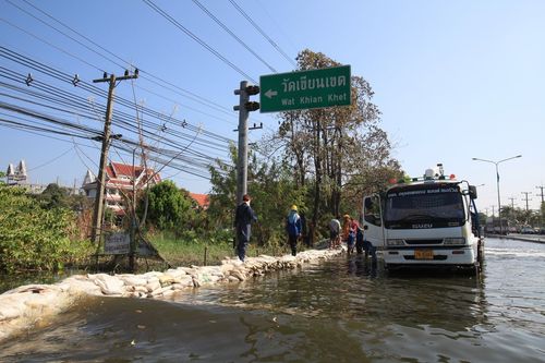 ภาพ No.4050:มูลนิธิธรรมกายช่วยภัยน้ำท่วม ปี พ.ศ.2554 ที่วัดเขียนเขต