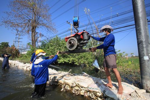 ภาพ No.4054:มูลนิธิธรรมกายช่วยภัยน้ำท่วม ปี พ.ศ.2554 ที่วัดเขียนเขต