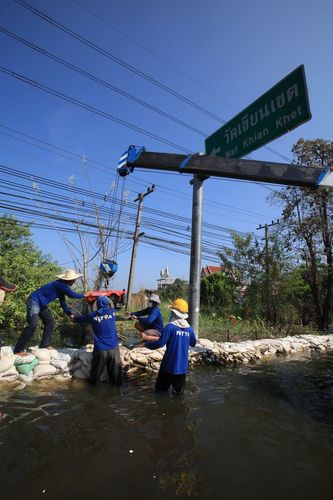 ภาพ No.4055:มูลนิธิธรรมกายช่วยภัยน้ำท่วม ปี พ.ศ.2554 ที่วัดเขียนเขต