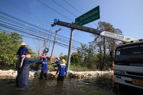 ภาพ No.4056:มูลนิธิธรรมกายช่วยภัยน้ำท่วม ปี พ.ศ.2554 ที่วัดเขียนเขต