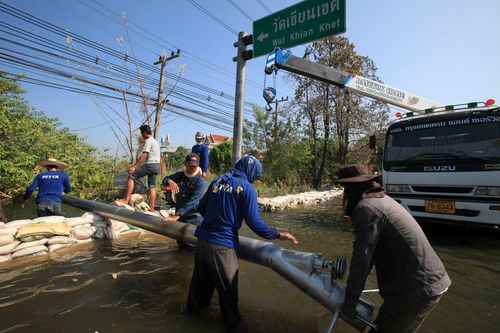 ภาพ No.4058:มูลนิธิธรรมกายช่วยภัยน้ำท่วม ปี พ.ศ.2554 ที่วัดเขียนเขต