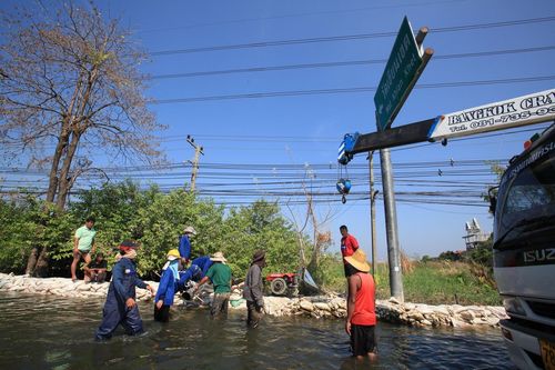 ภาพ No.4059:มูลนิธิธรรมกายช่วยภัยน้ำท่วม ปี พ.ศ.2554 ที่วัดเขียนเขต