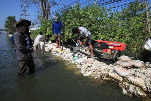 ภาพ No.4060:มูลนิธิธรรมกายช่วยภัยน้ำท่วม ปี พ.ศ.2554 ที่วัดเขียนเขต