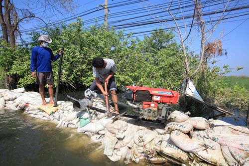 ภาพ No.4061:มูลนิธิธรรมกายช่วยภัยน้ำท่วม ปี พ.ศ.2554 ที่วัดเขียนเขต