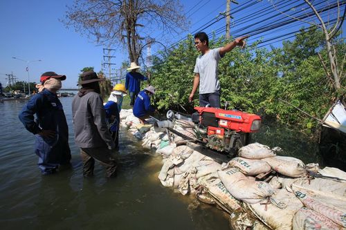ภาพ No.4062:มูลนิธิธรรมกายช่วยภัยน้ำท่วม ปี พ.ศ.2554 ที่วัดเขียนเขต