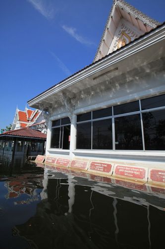 ภาพ No.4071:มูลนิธิธรรมกายช่วยภัยน้ำท่วม ปี พ.ศ.2554 ที่วัดเขียนเขต