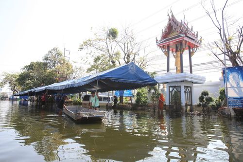 ภาพ No.4072:มูลนิธิธรรมกายช่วยภัยน้ำท่วม ปี พ.ศ.2554 ที่วัดเขียนเขต