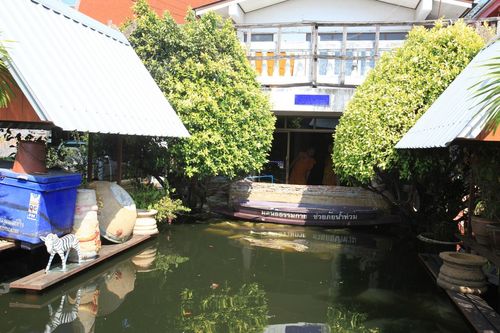 ภาพ No.4076:มูลนิธิธรรมกายช่วยภัยน้ำท่วม ปี พ.ศ.2554 ที่วัดเขียนเขต