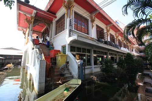 ภาพ No.4085:มูลนิธิธรรมกายช่วยภัยน้ำท่วม ปี พ.ศ.2554 ที่วัดเขียนเขต