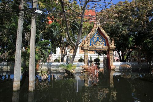 ภาพ No.4093:มูลนิธิธรรมกายช่วยภัยน้ำท่วม ปี พ.ศ.2554 ที่วัดเขียนเขต