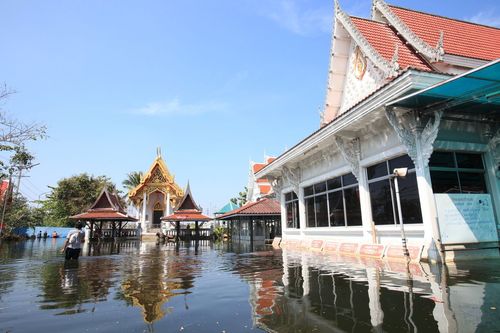 ภาพ No.4100:มูลนิธิธรรมกายช่วยภัยน้ำท่วม ปี พ.ศ.2554 ที่วัดเขียนเขต