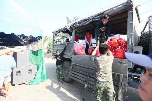 ภาพ No.4106:มูลนิธิธรรมกายช่วยภัยน้ำท่วม ปี พ.ศ.2554 ที่อ.ลาดหลุมแก้ว จ.ปทุมธานี