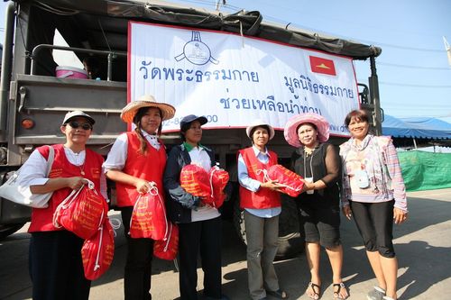 ภาพ No.4107:มูลนิธิธรรมกายช่วยภัยน้ำท่วม ปี พ.ศ.2554 ที่อ.ลาดหลุมแก้ว จ.ปทุมธานี