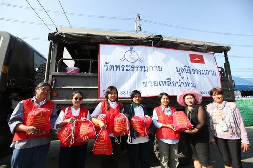 ภาพ No.4108:มูลนิธิธรรมกายช่วยภัยน้ำท่วม ปี พ.ศ.2554 ที่อ.ลาดหลุมแก้ว จ.ปทุมธานี