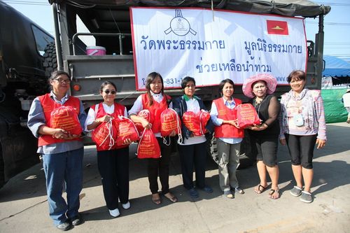 ภาพ No.4109:มูลนิธิธรรมกายช่วยภัยน้ำท่วม ปี พ.ศ.2554 ที่อ.ลาดหลุมแก้ว จ.ปทุมธานี