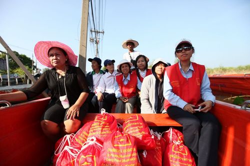 ภาพ No.4110:มูลนิธิธรรมกายช่วยภัยน้ำท่วม ปี พ.ศ.2554 ที่อ.ลาดหลุมแก้ว จ.ปทุมธานี