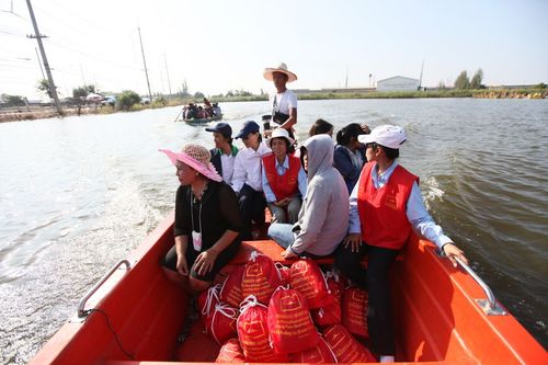 ภาพ No.4112:มูลนิธิธรรมกายช่วยภัยน้ำท่วม ปี พ.ศ.2554 ที่อ.ลาดหลุมแก้ว จ.ปทุมธานี