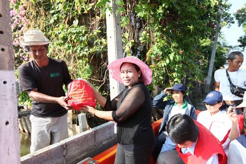 ภาพ No.4117:มูลนิธิธรรมกายช่วยภัยน้ำท่วม ปี พ.ศ.2554 ที่อ.ลาดหลุมแก้ว จ.ปทุมธานี