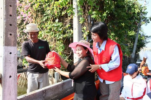 ภาพ No.4118:มูลนิธิธรรมกายช่วยภัยน้ำท่วม ปี พ.ศ.2554 ที่อ.ลาดหลุมแก้ว จ.ปทุมธานี