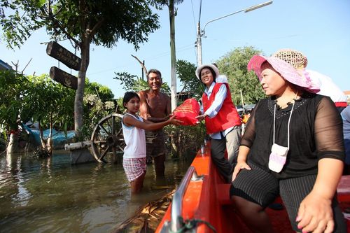 ภาพ No.4125:มูลนิธิธรรมกายช่วยภัยน้ำท่วม ปี พ.ศ.2554 ที่อ.ลาดหลุมแก้ว จ.ปทุมธานี