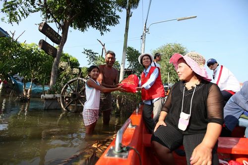 ภาพ No.4126:มูลนิธิธรรมกายช่วยภัยน้ำท่วม ปี พ.ศ.2554 ที่อ.ลาดหลุมแก้ว จ.ปทุมธานี